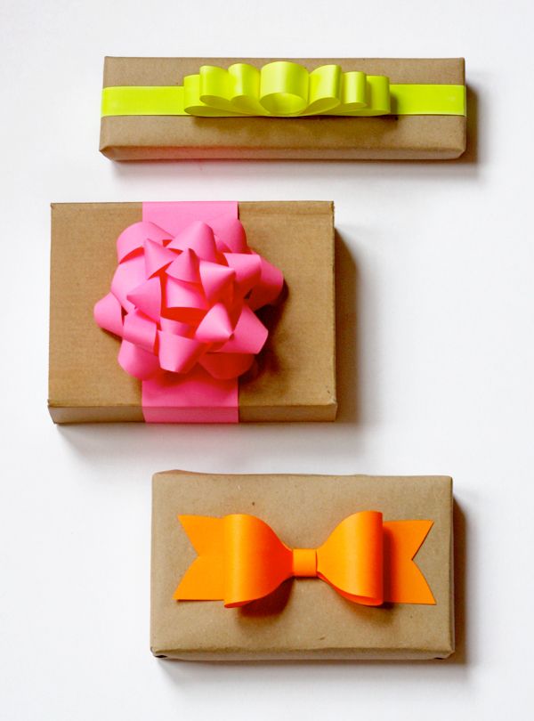 8) Laço de papel em caixas de presentes.